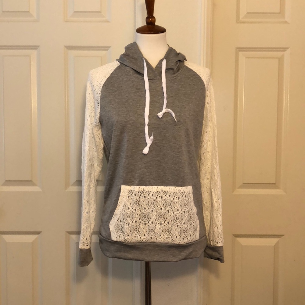 🌼🌸🌺NEW STYLE DOME SWEATER SIZE: LARGE JUNIOR